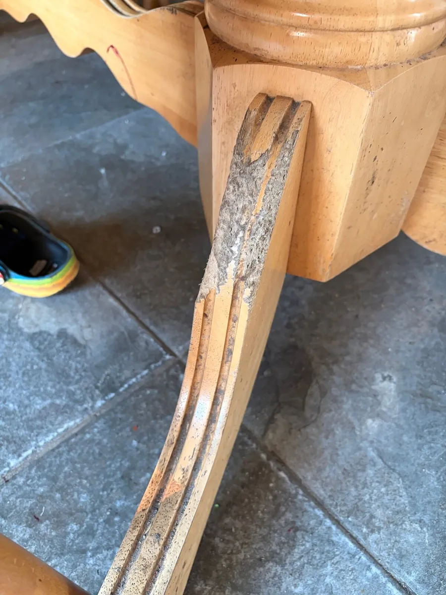 Kitchen table and chairs. - Image 2