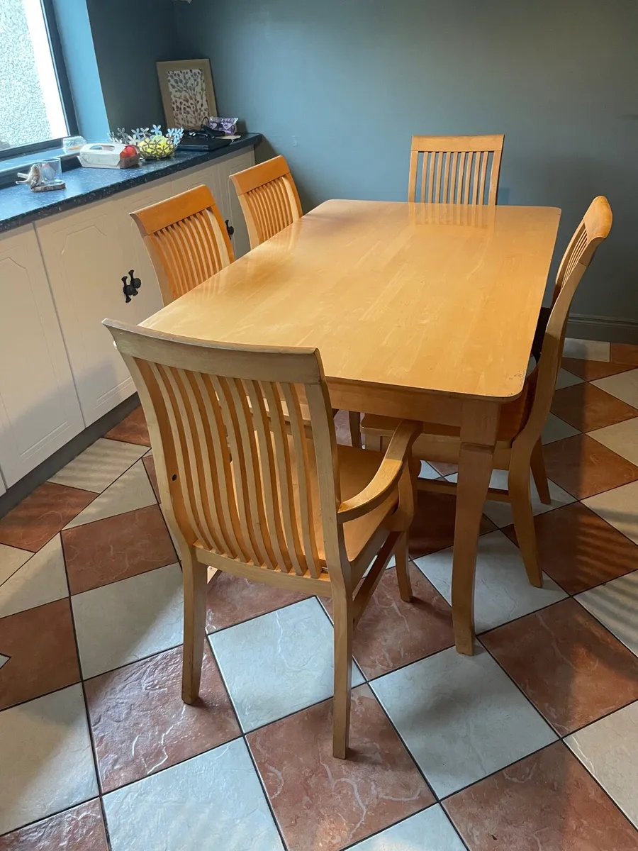 🍽️ Wooden Dining Table + 5 Chairs — €200 ONO