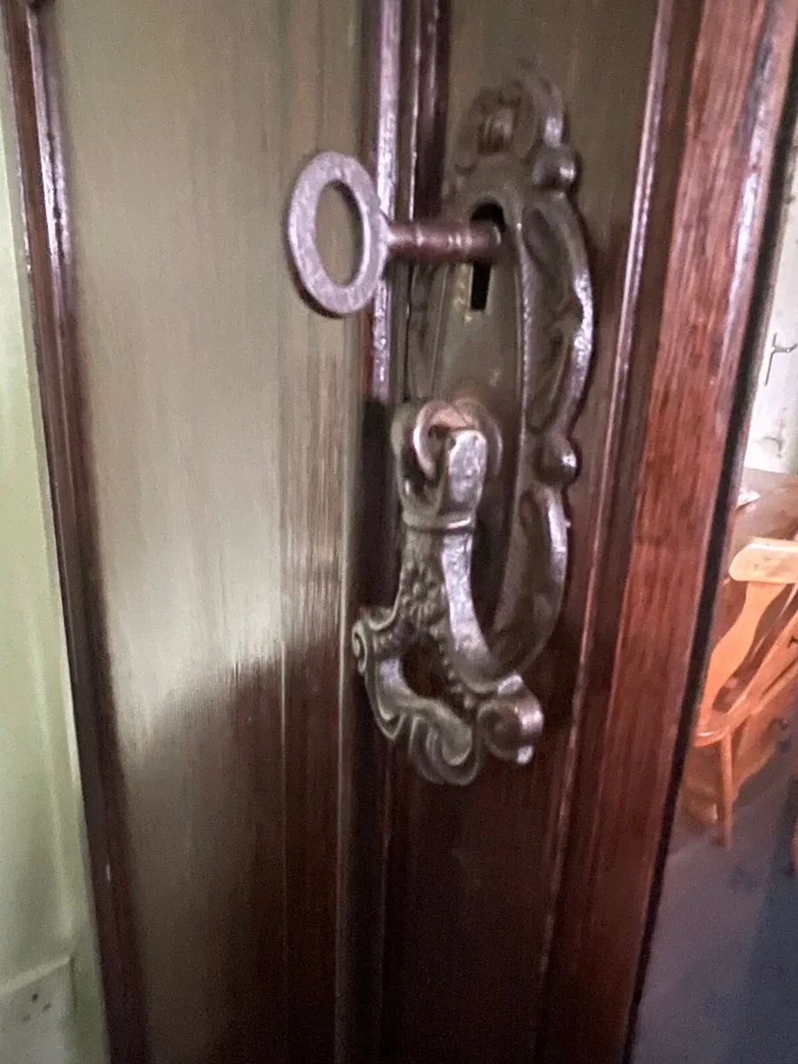 🪵 Vintage Wooden Wardrobe with Mirror & Key — €27 - Image 2