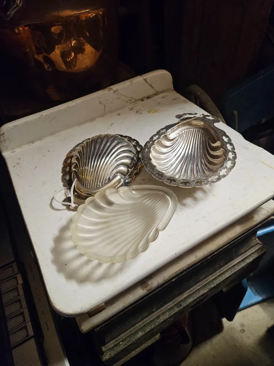 Vintage Shell Bowls with Inserts - Image 4