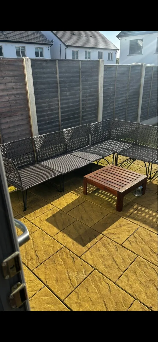 Outdoor dining - Image 1