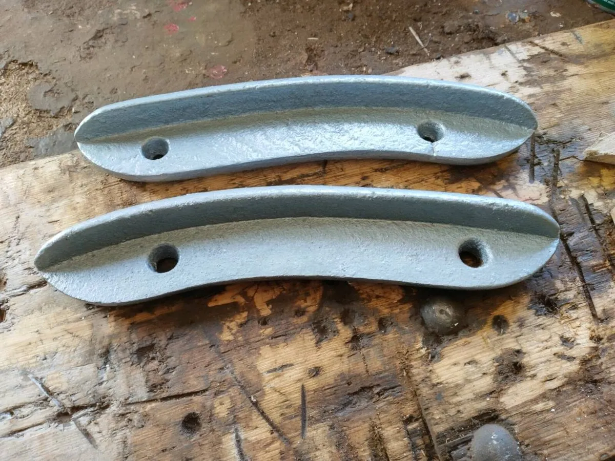 Vintage pair of PIERCE cast name plates - Image 2
