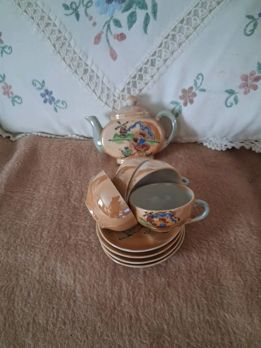 1930's Children's teapot, cups, saucers - Image 3