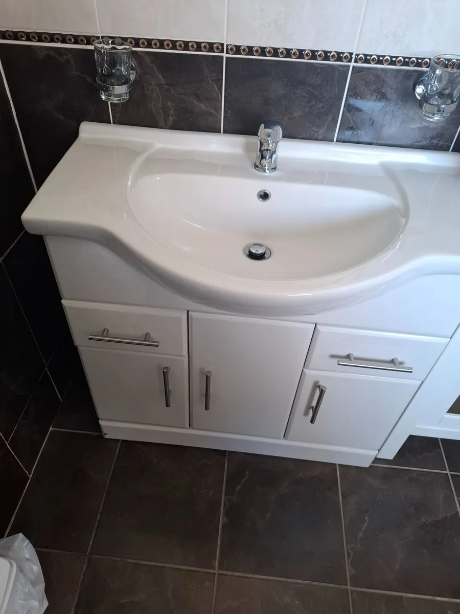 Bathroom units - Image 3