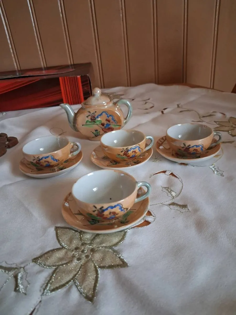 1930's Children's teapot, cups, saucers - Image 1