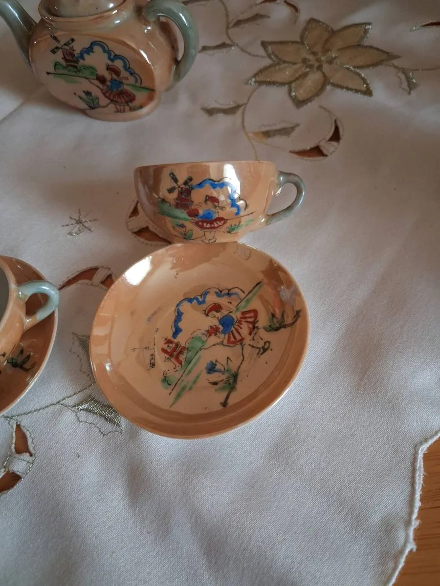 1930's Children's teapot, cups, saucers - Image 2