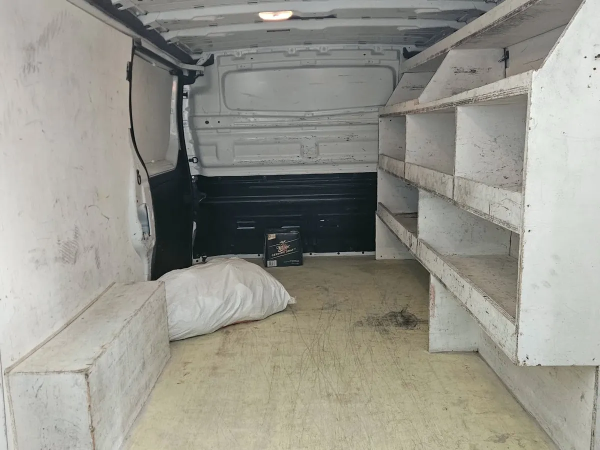 231 RENAULT TRAFIC COMMERCIAL - Image 4
