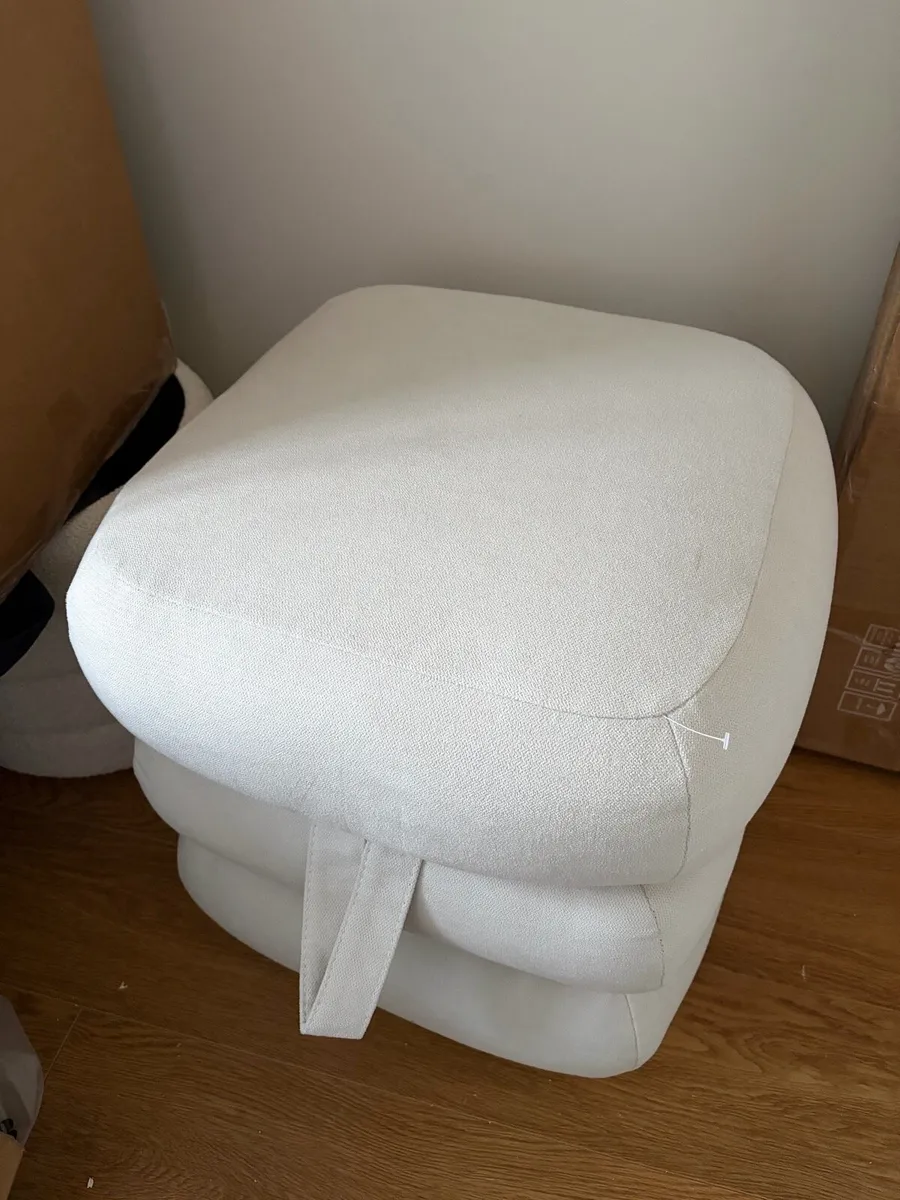 Laura James Ottoman Brand New - Image 4