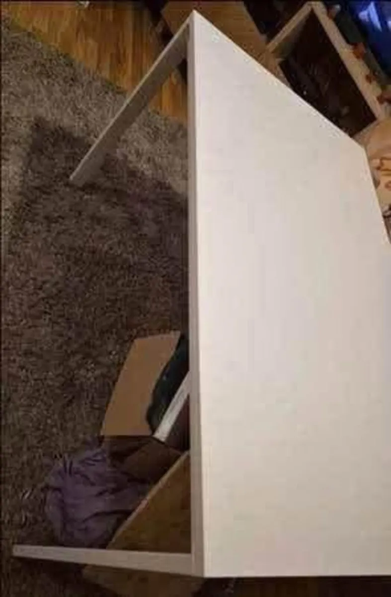 White table - Image 1