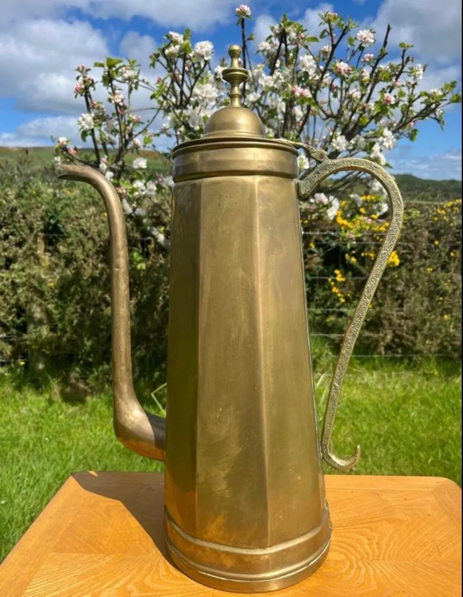 Vintage hand hammered brass Dallah - Image 3