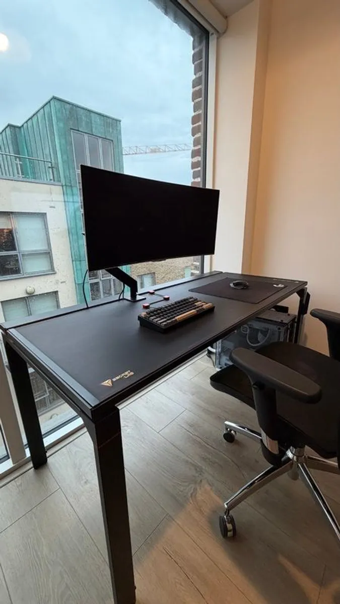 Secretlab MAGNUS desk + monitor arm + desk mat - Image 1