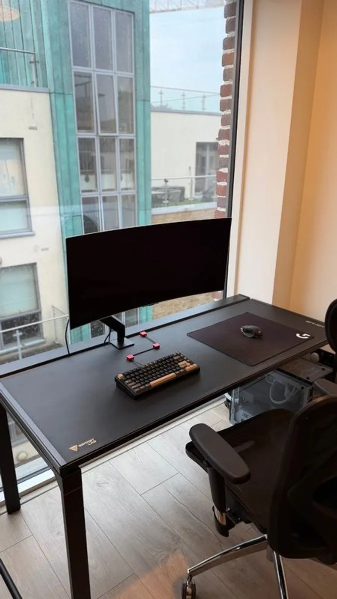 Secretlab MAGNUS desk + monitor arm + desk mat - Image 2