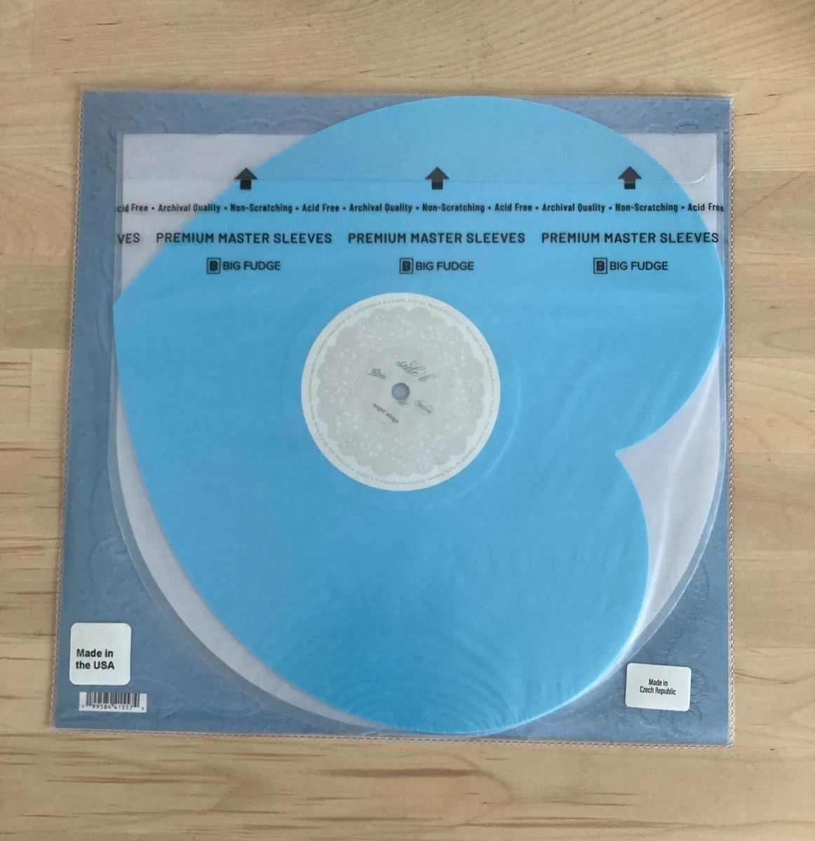 Madison Beer Urban Outfitters US Ltd Ed Heart Viny - Image 4