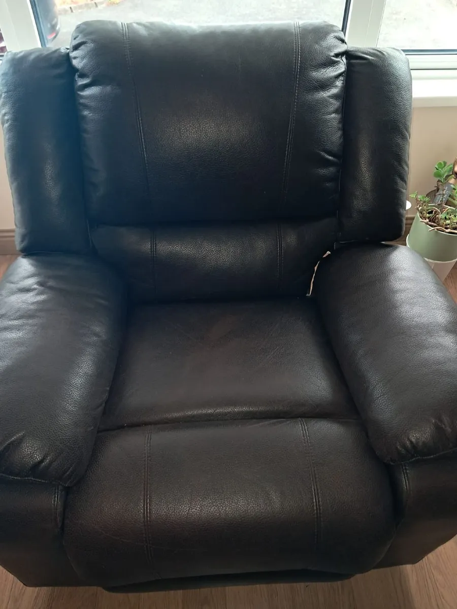 Leather couch with 2 arm chairs - Image 3
