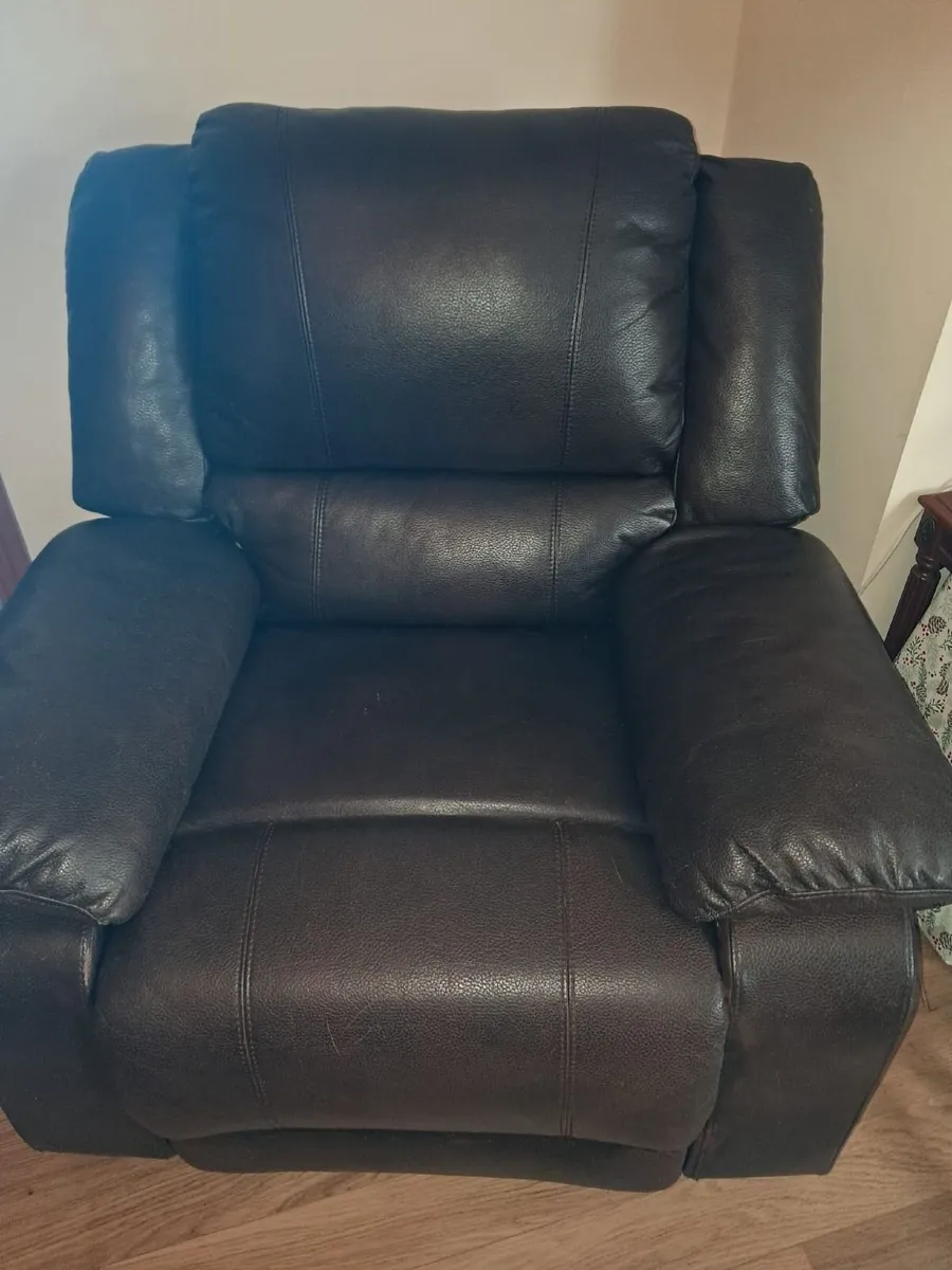 Leather couch with 2 arm chairs - Image 4