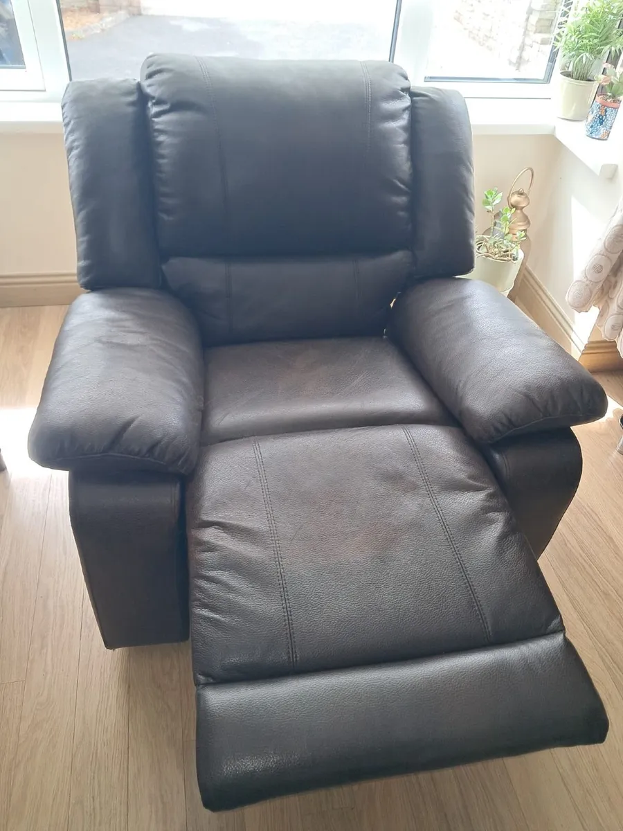 Leather couch with 2 arm chairs - Image 2