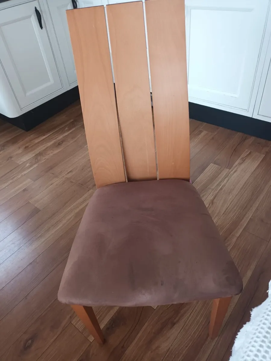 Table& chairs - Image 1