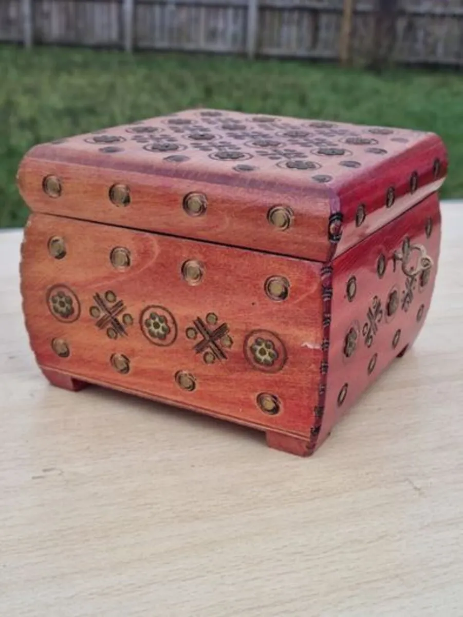 Vintage wooden box for jewelry or threads - Image 3