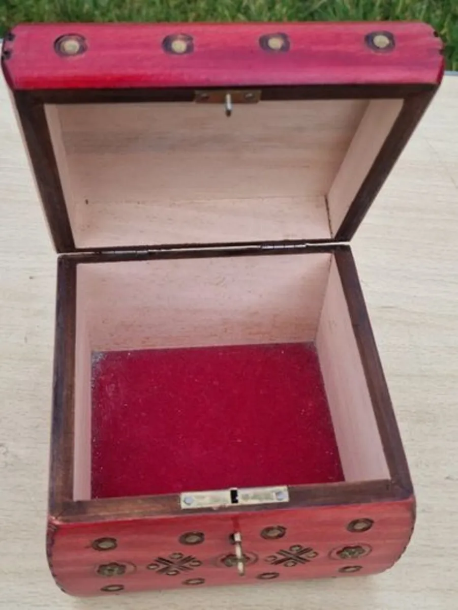 Vintage wooden box for jewelry or threads - Image 4