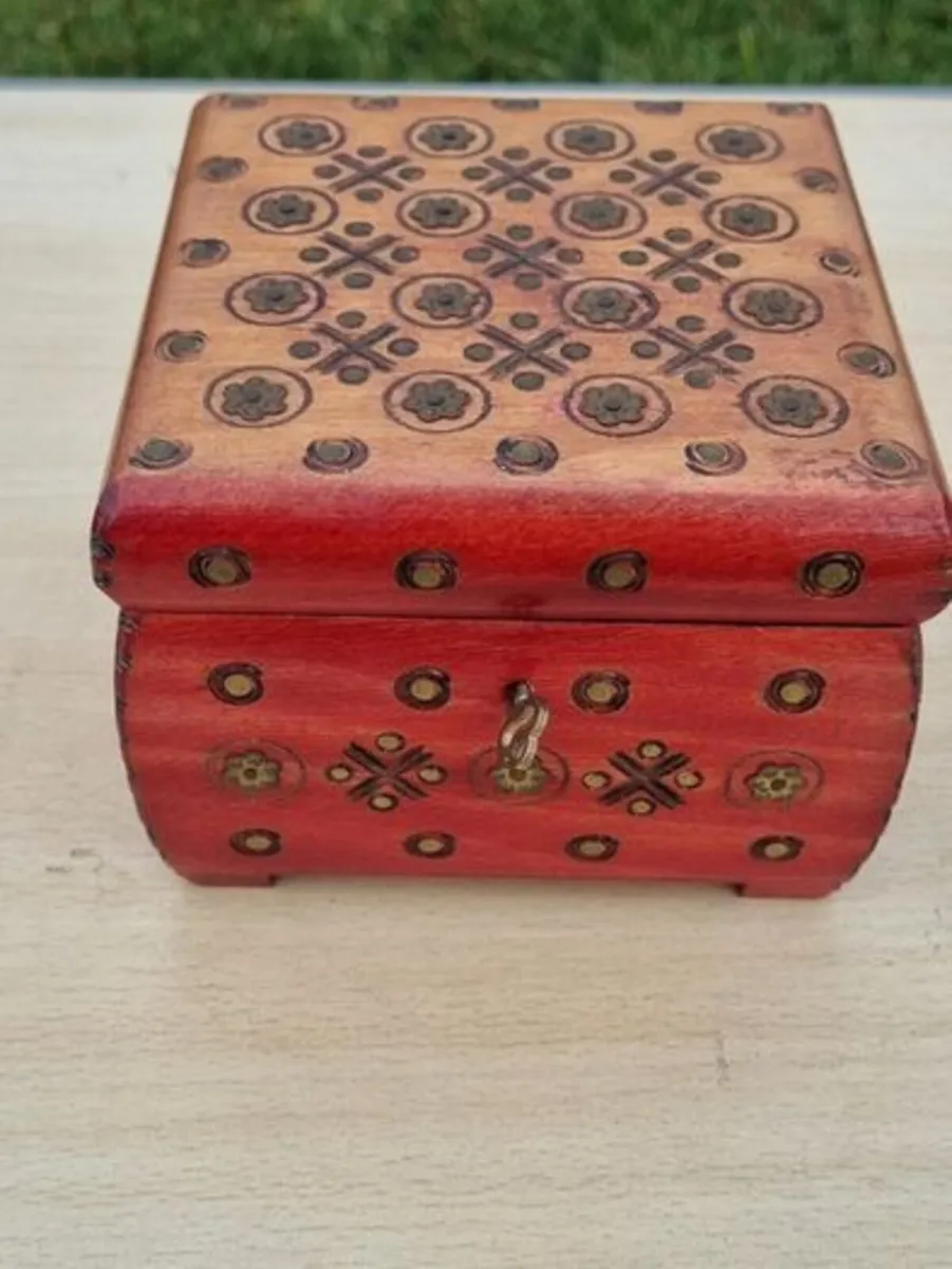 Vintage wooden box for jewelry or threads - Image 1