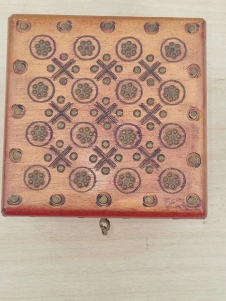 Vintage wooden box for jewelry or threads - Image 2