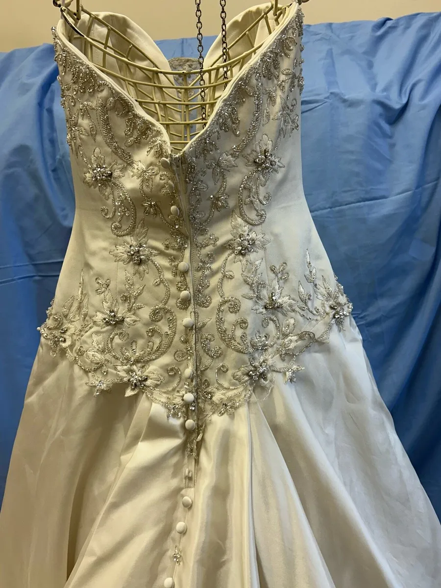 New wedding dress for sale - Image 4
