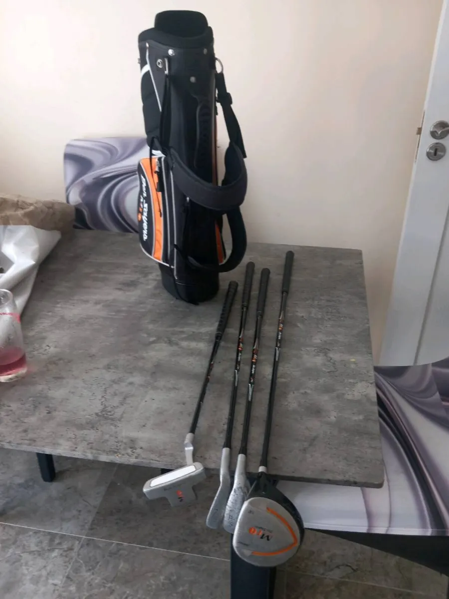Kids golf clubs and bag with stand - Image 1