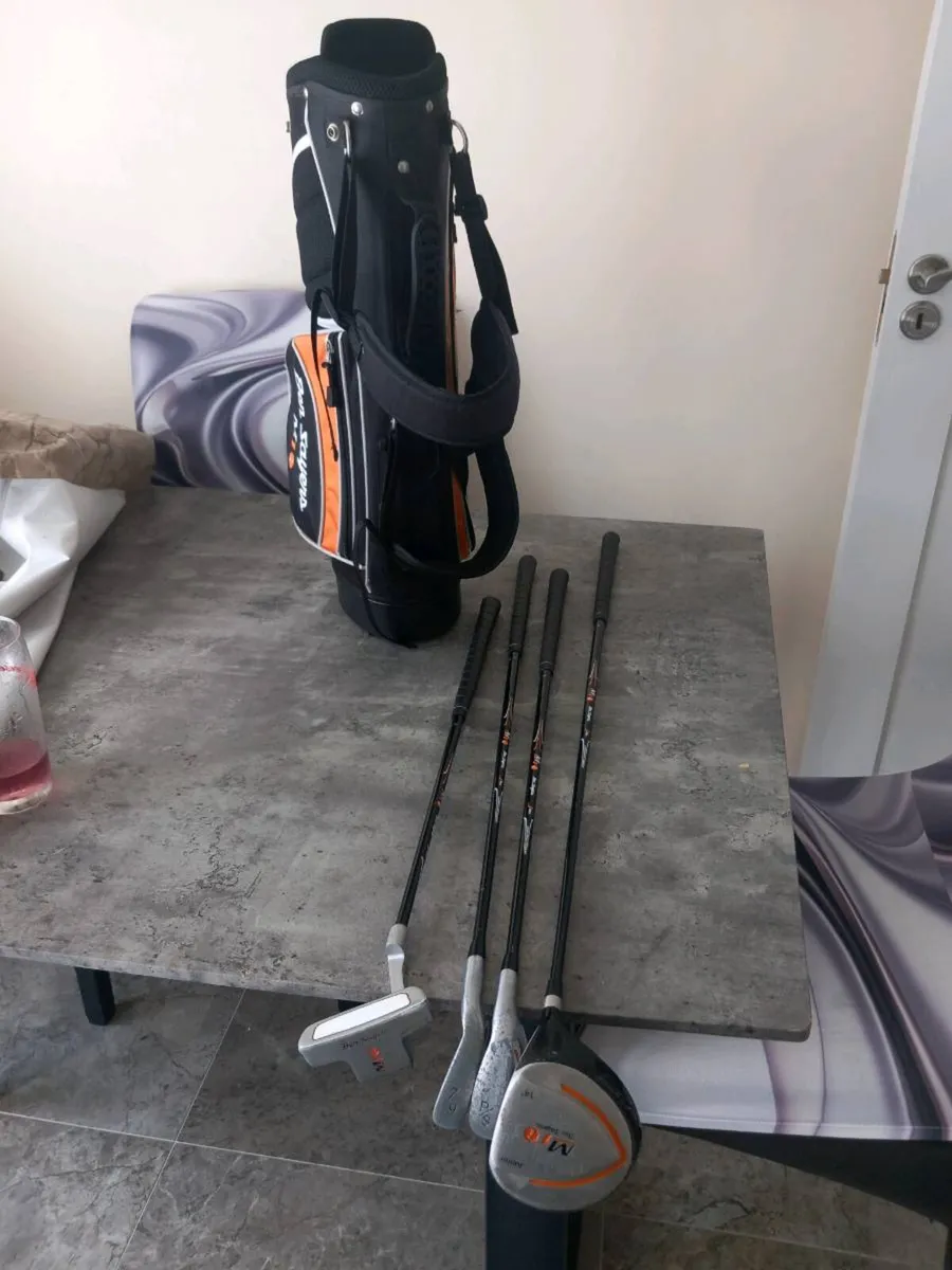 Kids golf clubs and bag with stand - Image 2