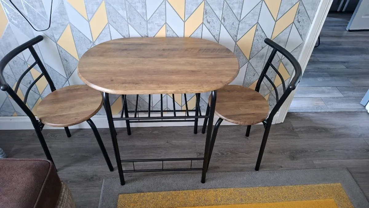 Table and chairs - Image 1