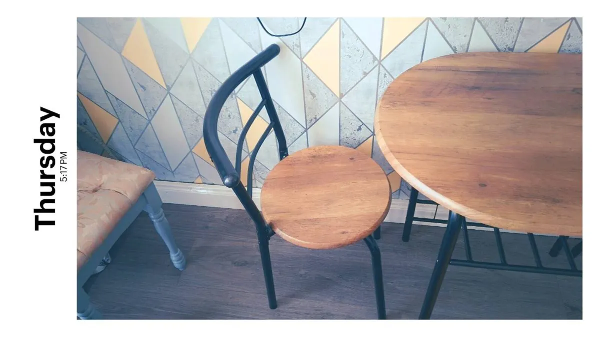 Table and chairs - Image 2