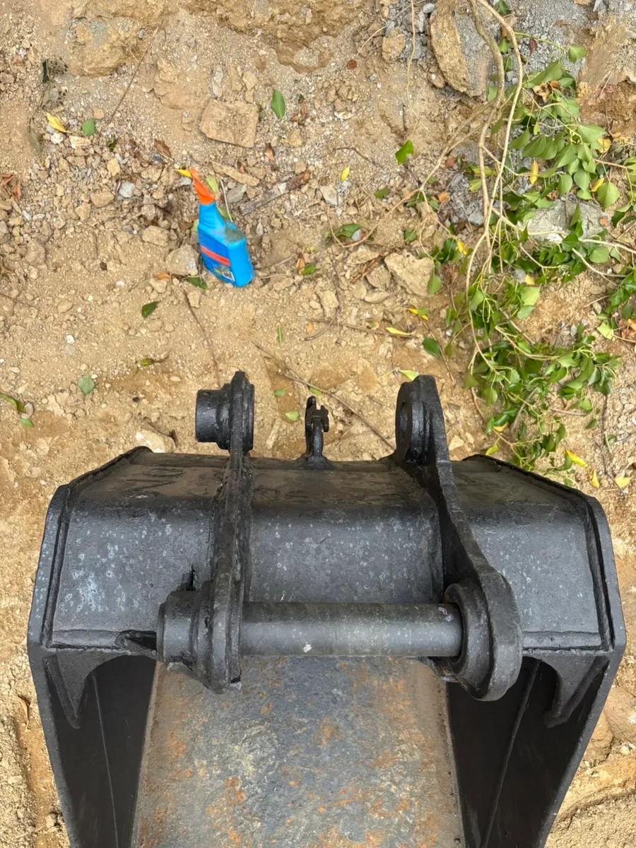 Two 30” Digging Buckets – 50mm Pins - Image 3