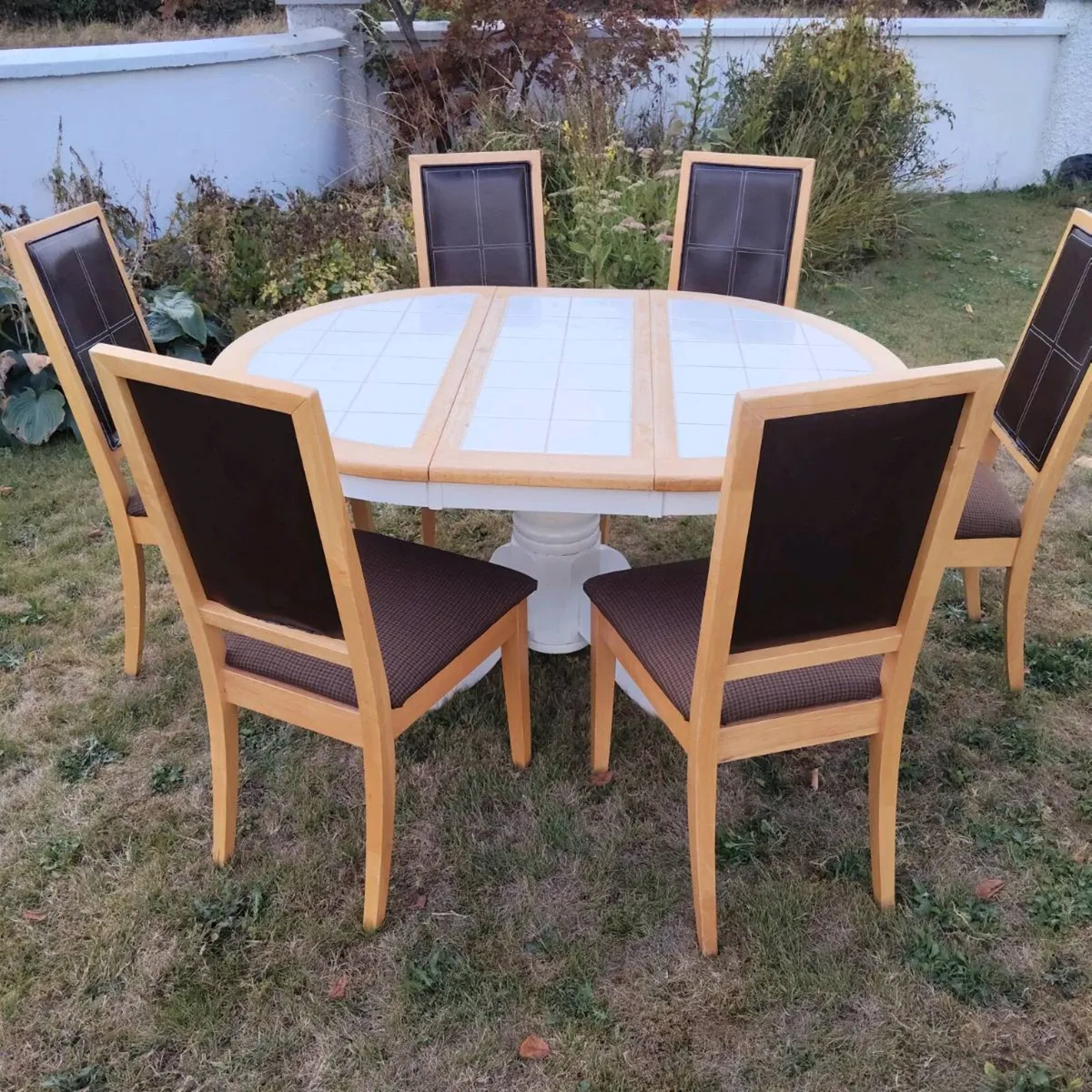 Extending Oak Table and chairs - Image 2