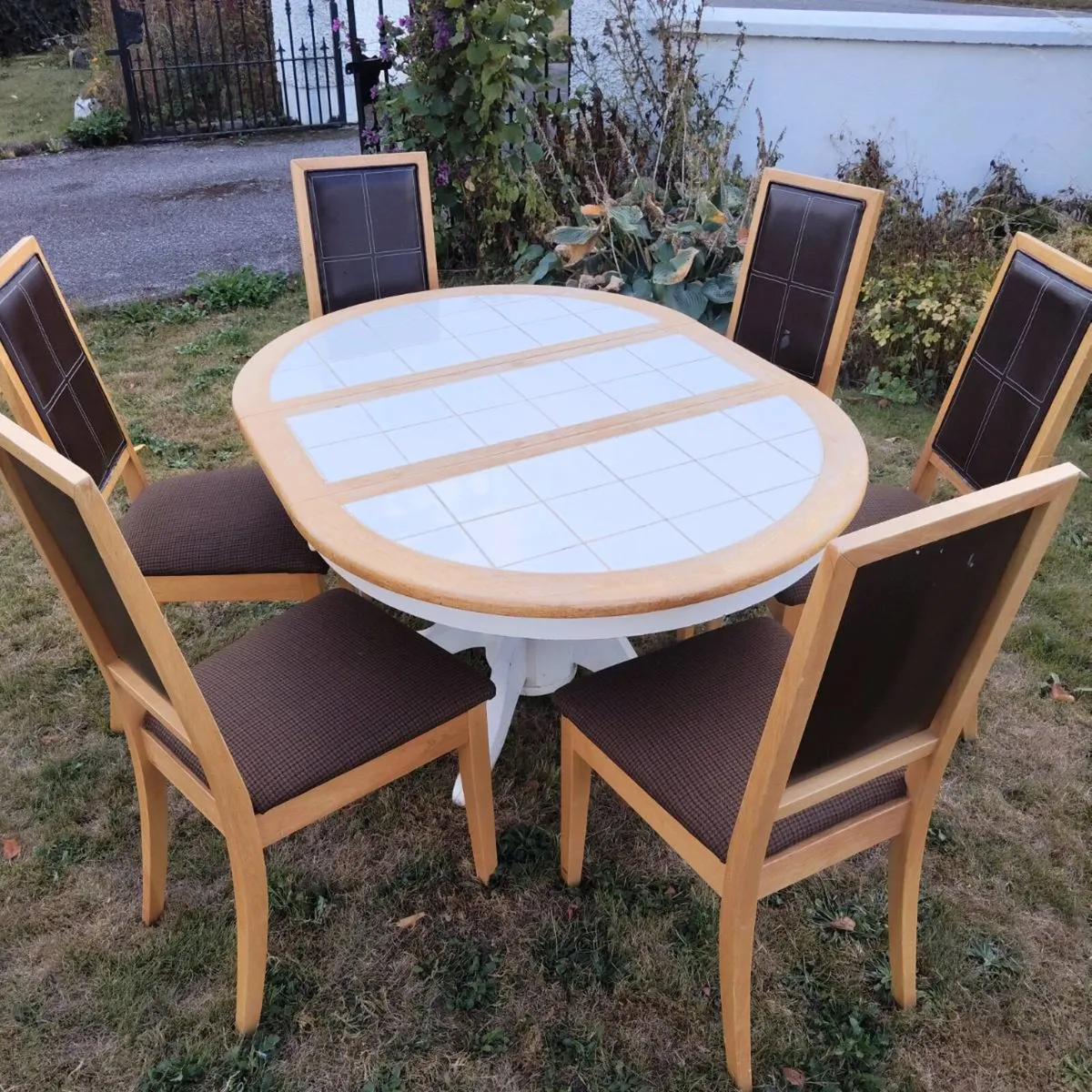 Extending Oak Table and chairs - Image 3