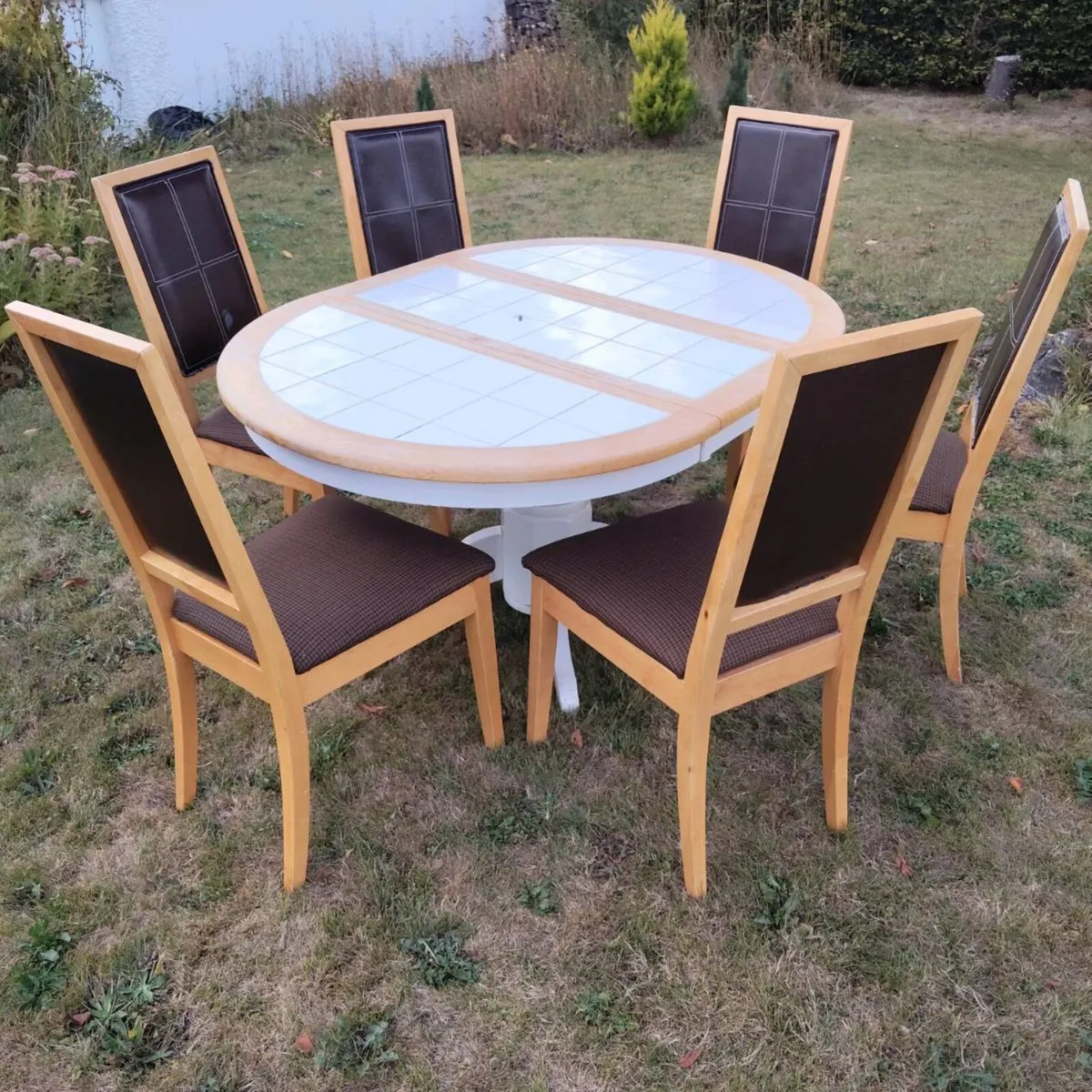 Extending Oak Table and chairs - Image 4