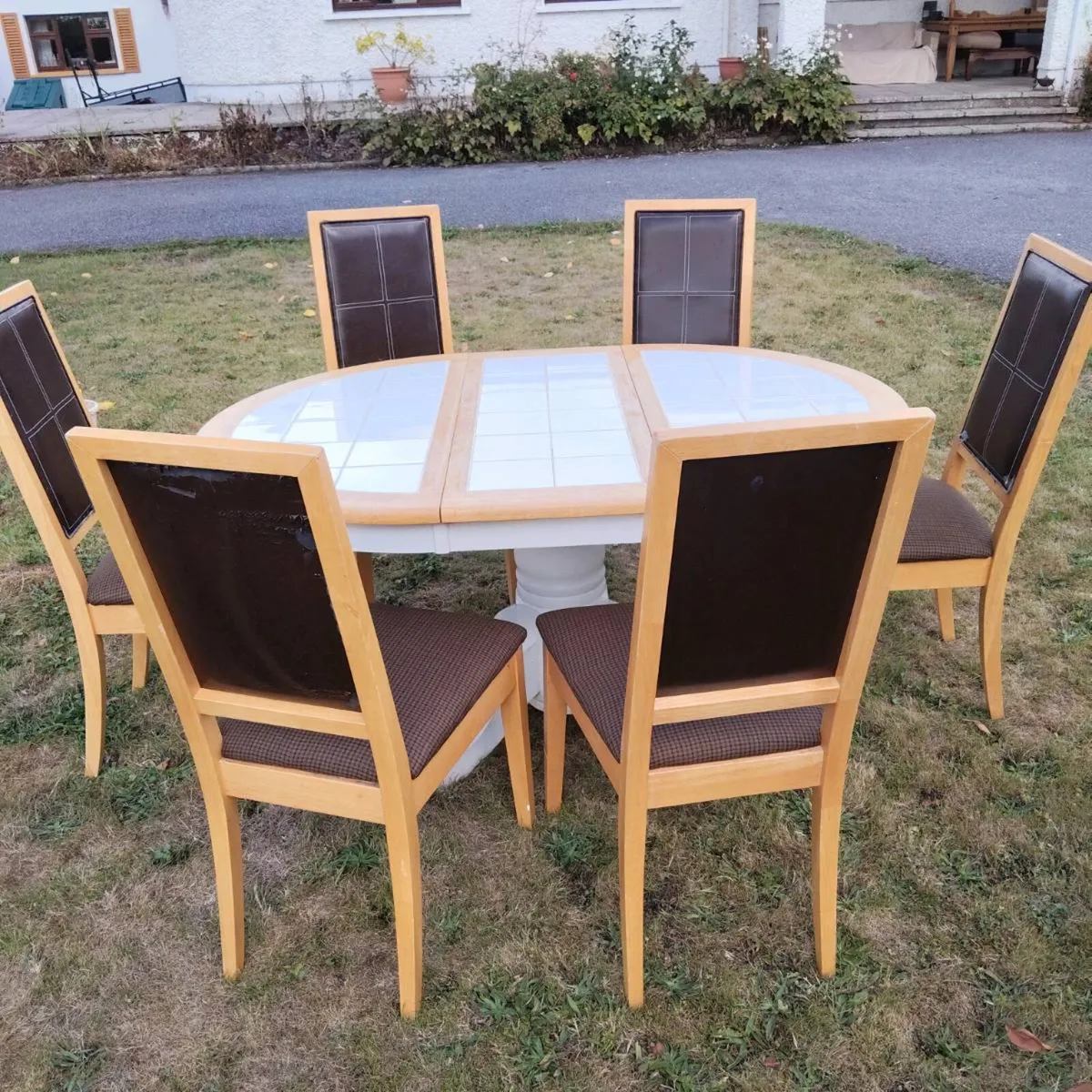 Extending Oak Table and chairs - Image 1