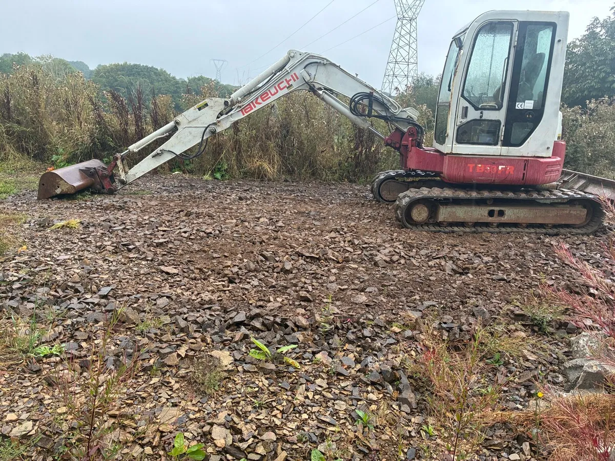 Takeuchi 5.5 ton zero turn digger - Image 1