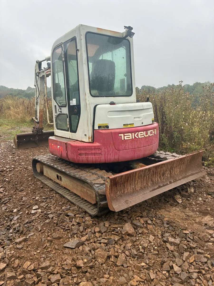 Takeuchi 5.5 ton zero turn digger - Image 2