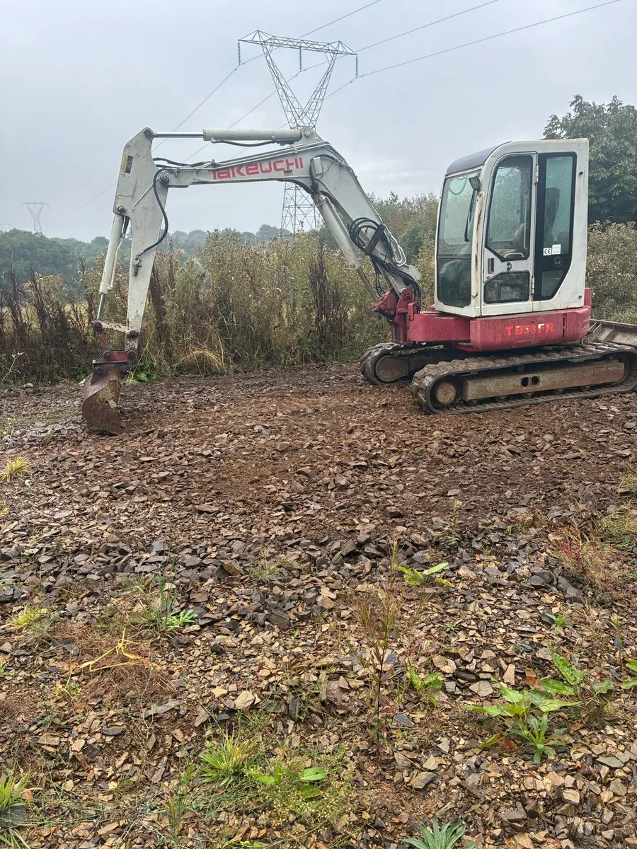 Takeuchi 5.5 ton zero turn digger - Image 3