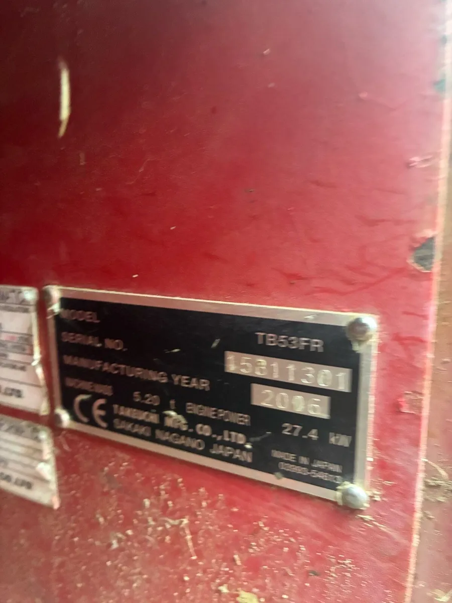 Takeuchi 5.5 ton zero turn digger - Image 4