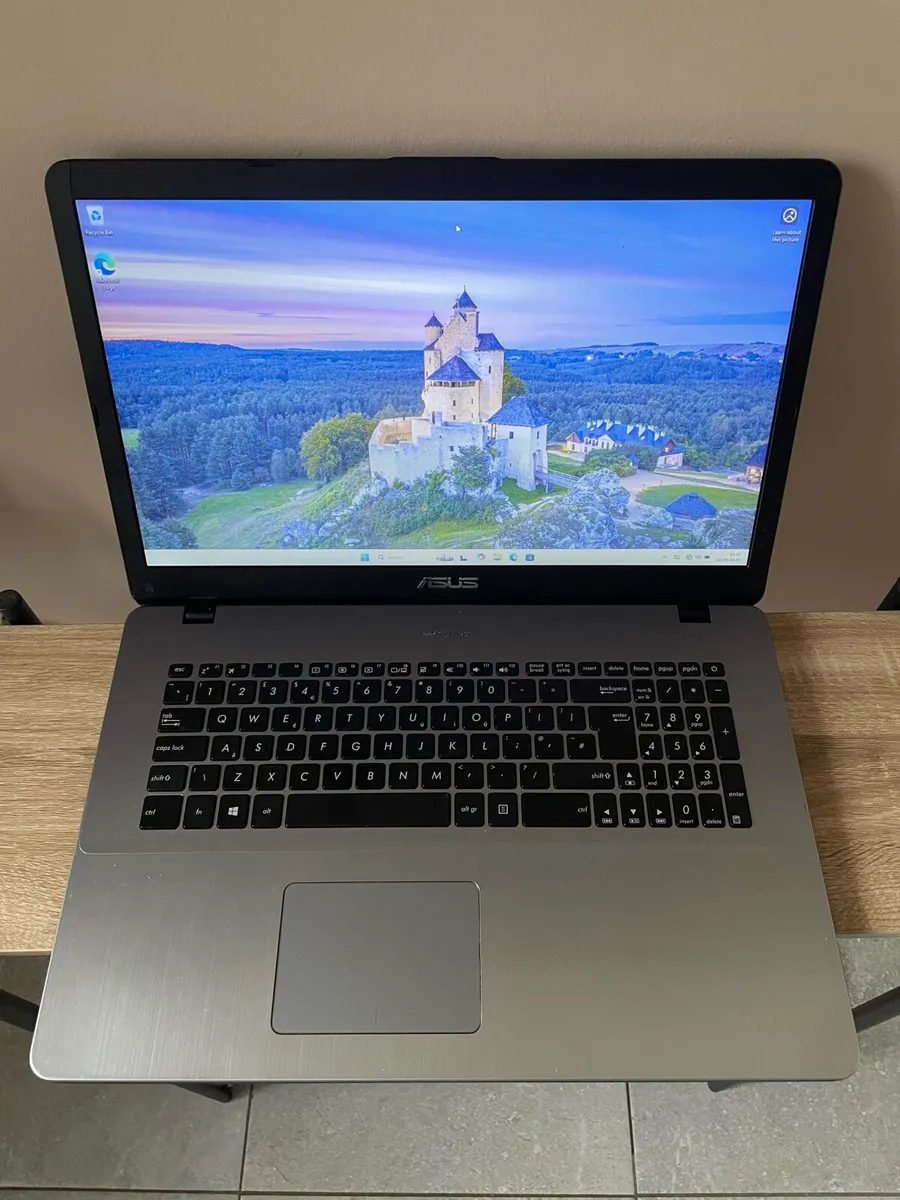 ASUS laptop 17 inch screen - Image 2
