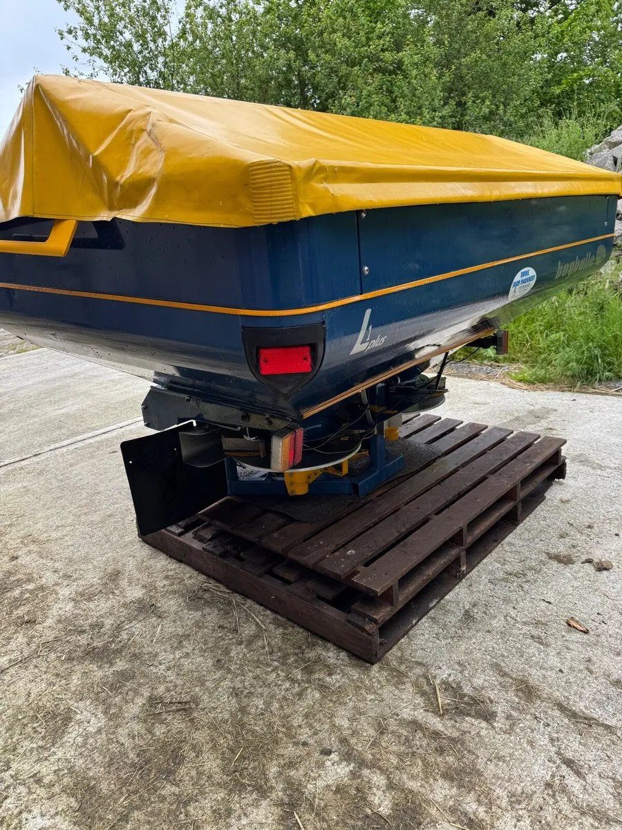 Fertiliser spreader - Image 1