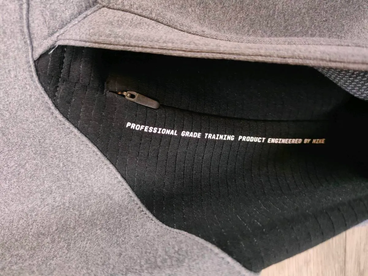 Nike Pro Center Swoosh Hoodie Mens Medium - Image 4