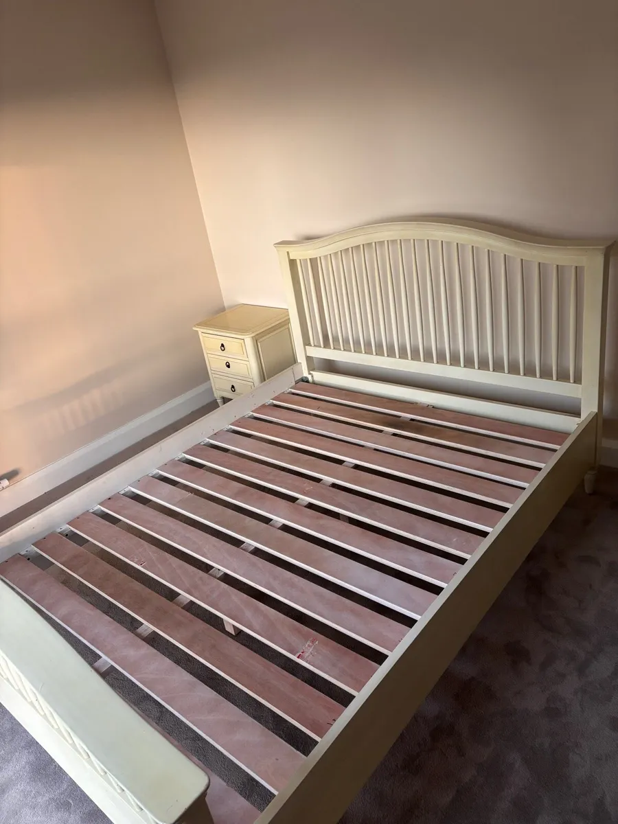 Bedroom set - king bed, 2 lockers, dressing table - Image 1