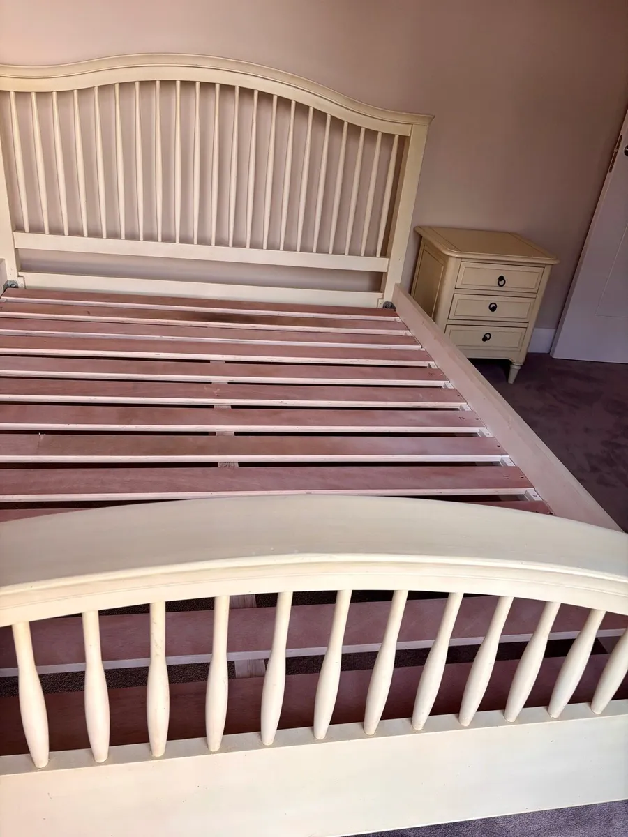 Bedroom set - king bed, 2 lockers, dressing table - Image 2