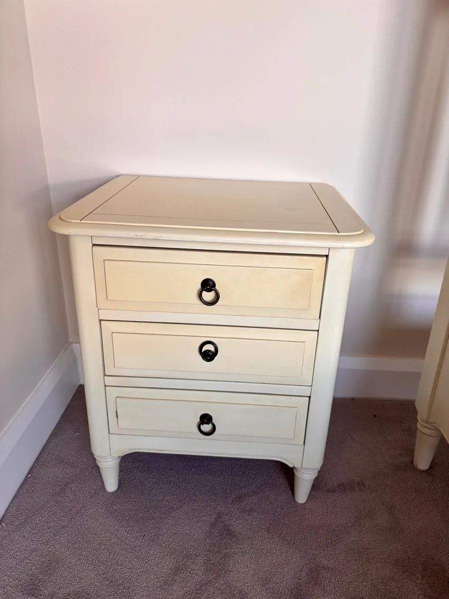 Bedroom set - king bed, 2 lockers, dressing table - Image 3