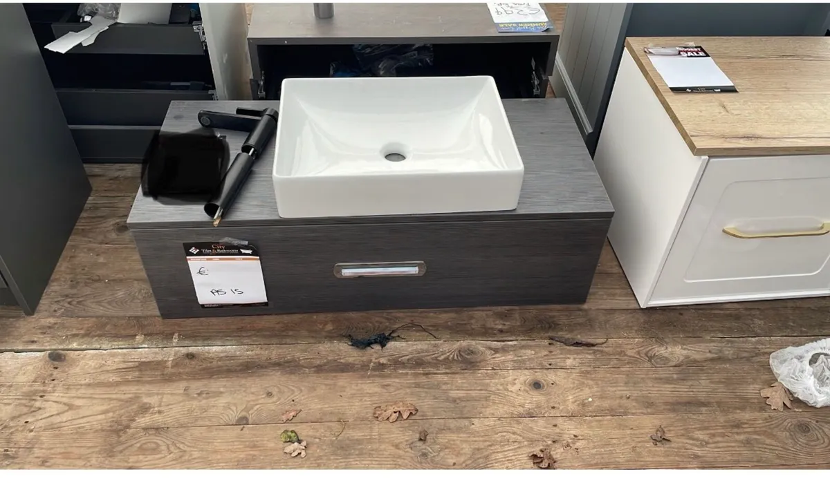 Single sink/basin wall hung bathroom vanity unit - Image 1