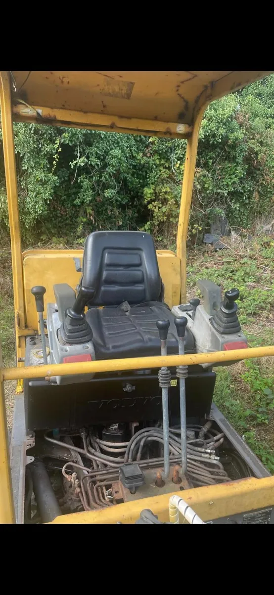 Volvo 1.5 ton mini digger - Image 2