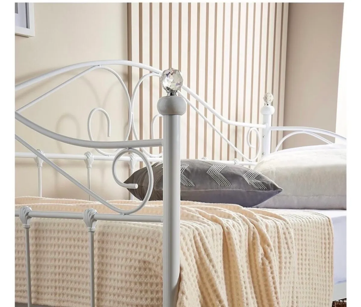 White metal bed frame - Image 4
