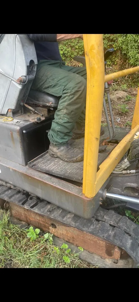 Volvo 1.5 ton mini digger - Image 4