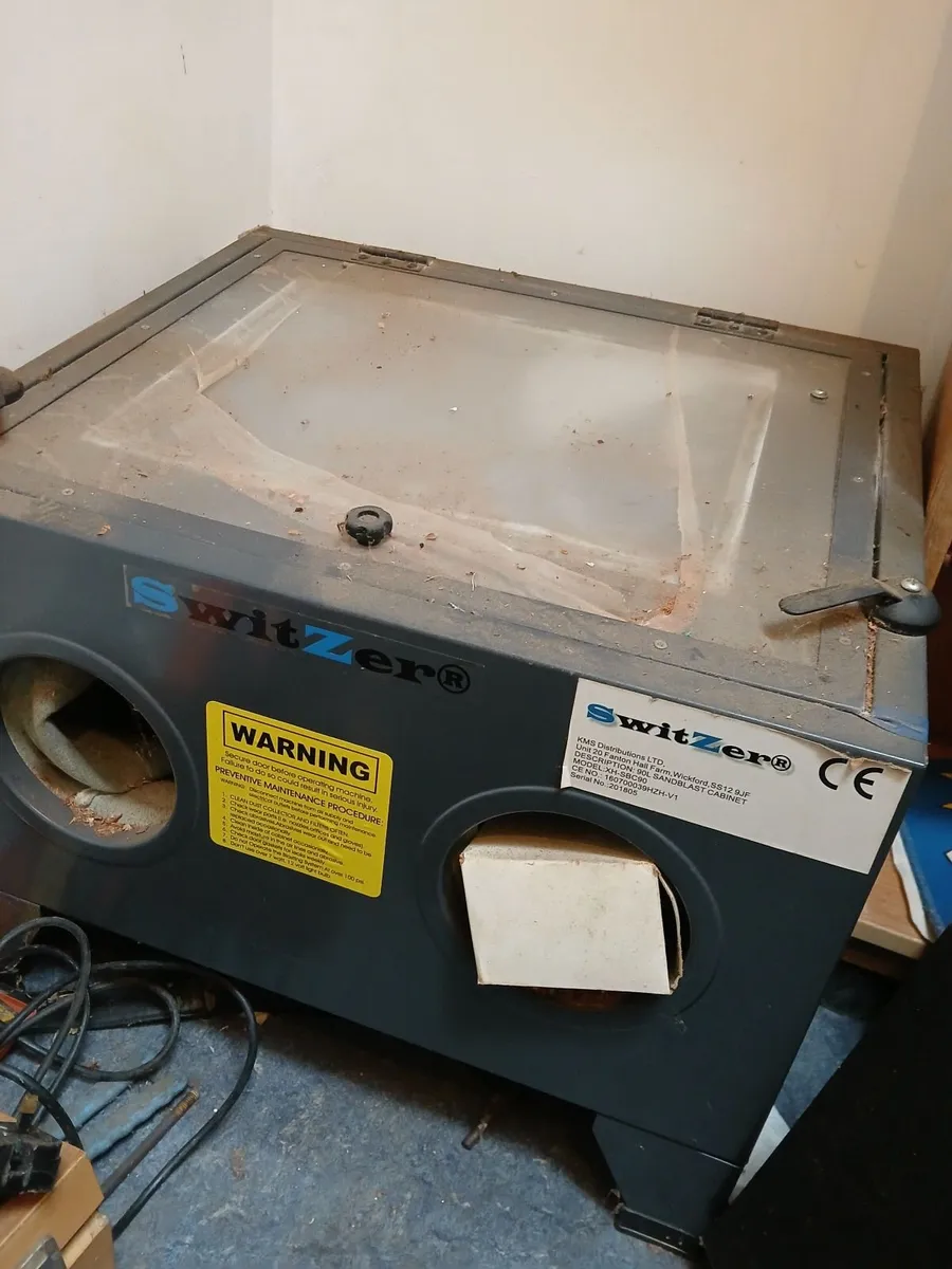 Sand blaster box